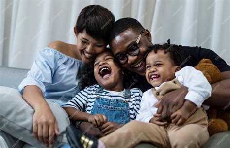  Une Famille Heureux et Difficile: Quand la comédie noire rencontre les valeurs familiales traditionnelles dans le cinéma des années 30!